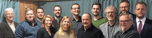 Formieren sich für den Kommunalwahlkampf: die Kandidaten vom parteilosen Wählerblock Gars-Bahnhof. Leonhard Mittermair, Harald Eder, Armin Spiel, Diana Rotter, Ralf Schmidt, Petra Eder, Rainer Hubl, Roland Utzschmid, Julian Kuchler, Gerold Steinbacher, Ernst Hansmair, Josef Brandmaier, Markus Eder (von links).