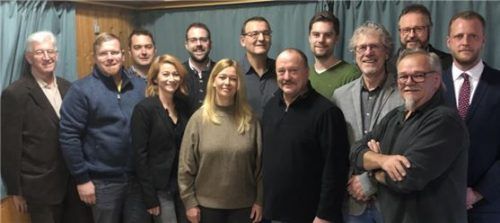 Formieren sich für den Kommunalwahlkampf: die Kandidaten vom parteilosen Wählerblock Gars-Bahnhof. Leonhard Mittermair, Harald Eder, Armin Spiel, Diana Rotter, Ralf Schmidt, Petra Eder, Rainer Hubl, Roland Utzschmid, Julian Kuchler, Gerold Steinbacher, Ernst Hansmair, Josef Brandmaier, Markus Eder (von links).