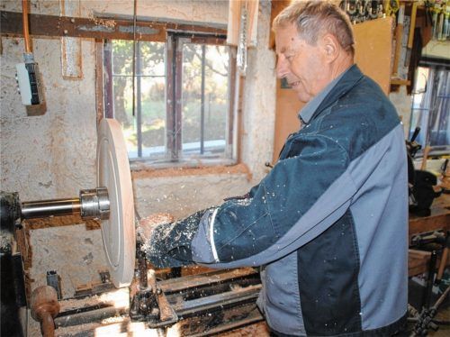 Franz Salzberger an der Drechselmaschine, an der schon sein Schwiegervater gearbeitet hat. Fotos Wagner