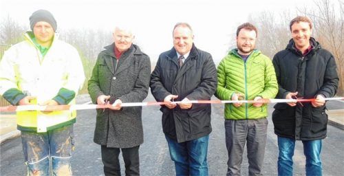 Freigabe noch vor den Feiertagen, von links: Der Vorarbeiter der Firma Porr, Manfred Grechenig, Neumarkts Bürgermeister Erwin Baumgartner, Schönbergs Bürgermeister Alfred Lantenhammer, Projektleiter Josef Loferer und Karl Kregl, Baurat und Abteilungsleiter im staatlichen Bauamt in Rosenheim, geben die Fahrbahn frei.Foto Angermeier
