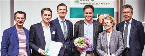 Freude über den Preis: (von links) Reinhold Frank von Krebs e.V., Prof. Dr. Dirk Zaak, Chefarzt am Klinikum Traunstein, Dr. Uwe Gretscher, Vorstandsvorsitzender des Klinikums, Dr. med. Florian Zettl von Krebs e.V., Laudatorin Dr. Christa Scholtissek und Prof. Günter Schlimok, Präsident der Bayerischen Krebsgesellschaft. Foto Christian Reger