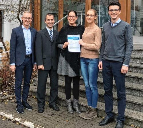 Freude über die neue Partnerschaft: Thomas Gebert von der IHK, Eiselfings Bürgermeister Georg Reinthaler, Schulleiterin Nadine Sauer sowie Teresa Nützl und Vinzenz Huber aus der Personalabteilung von Huber & Sohn.Foto ihk