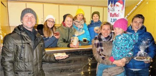 Freudestrahlende Gesichter: Die Schützen aus Teising – links Schützenmeister Georg Maier – haben ihren ersten Weihnachtsmarkt am Kalvarienberg veranstaltet, der großen Zuspruch gefunden hat.Foto Jaensch