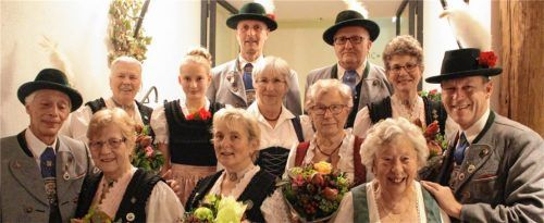 Freudige Gesichter beim Ehrenabend (von links, vorne): Franz Argstatter, Veronika Moser, Thea Haydn, Maria Forstner, Vorsitzender Alfred Licht; Mitte: Inge Eggerl, Johanna Reichel, Monika Pohl, Lucia Gantner, Rosemarie Vogl; hinten: Zweiter Vorsitzender Christian Hübl und Klaus Krznaric.Foto re