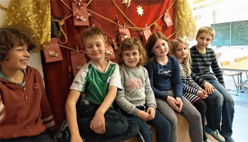 Freuen sich aufs Christkind (von links): die Vagener Schüler Karl Ubben, Sebastian Hörl, Sarah Gerbl, Frieda Händel, Leonie Förster und Jonathan Knapp. Foto wolf