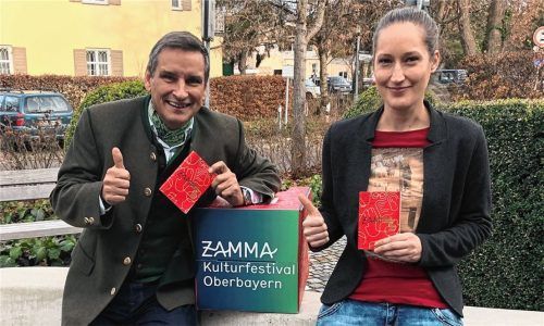 Freuen sich, dass die Stadt Bad Aibling den Zuschlag fürs „Zamma 2021“ erhalten hat und hoffen auf eine breite Beteiligung: Kurdirektor Thomas Jahn und Magdalena Stuber (Aib-Kur), die das Projekt federführend betreut. Foto  Lagler