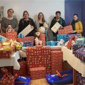 Christkindl bringt das Zebra-Kuscheltier
