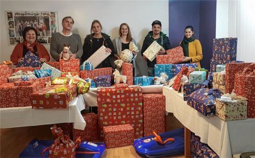 Freuen sich, den Wasserburger Kindern wieder eine Weihnachtsfreude machen zu können: Traudl Scharlach, Peter Fichter, Martina Göpfert, Vera Berninger, Samuel Riedl und Lisa Fichter vom Verein Wunschbaum.Foto Rieger