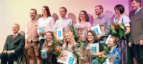 Freuen sich über das Jubiläum der Wichtl (hintere Reihe, von links): Bürgermeister Hajo Gruber, Heimatbühne-Vorstand Robert Böhm, Sarah Keiler, Martin Amend, Christa Rauscher, Andi Amend, Wichtl-Leiterin Conny Schrott und Vertreter der Ritterschauspiele Florian Larcher. Vorne: Lisa Burghart, Tina Rauscher, Berta Bergmaier und Irene Degele. Foto Hoffmann