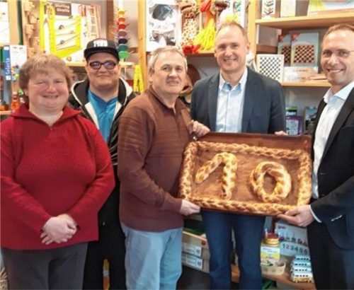 Freuen sich über das Jubiläum des Spielwarenladens Schusserl: (von links) Christina Fußeder, Tobias Kling, Sixtus Aumiller (Bäcker der Schauzahl), Ludwig Doben und Bürgermeister Robert Pötzsch.