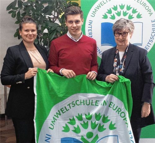 Freuen sich über die Auszeichnung: (von links) Lehrerin Franziska Wünsche, Schülervertreter Stephan Rothstein und Schulleiterin Brigitte Würth. Foto re