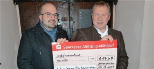 Freuen sich über die hohe Spendenbereitschaft beim Adventsingen: Chorleiter Tobias Bock (links) und Sepp Eibelsgruber.Foto Eibelsgruber