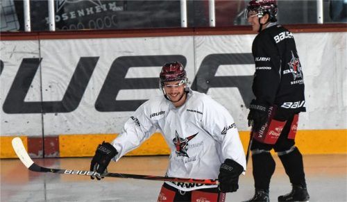 Freut sich auf sein Comeback, das eventuell schneller als erwartet kommt: Josh Mitchell. Hinten freut sich Enrico Henriquez mit. Foto Ziegler