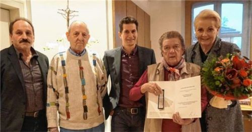 Freuten sich mit Resi Martl (Zweite von rechts) über die Auszeichnung: (von links) Peter Sedlbauer, Bezirksobmann des Eisstockbezirks II, Ehemann Rupert Martl, Christian Weiß vom Sportamt der Stadt und Rosenheims Oberbürgermeisterin Gabriele Bauer. Foto re