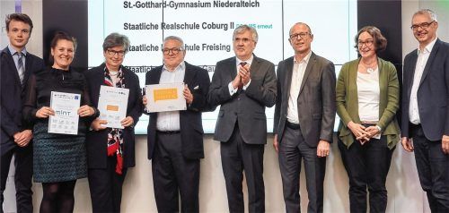 Freuten sich über die Auszeichnung: (von links) Schülersprecher Frederik Schinner, Andrea Scherm, MINT-Koordinatorin am SFG, Schulleiterin Brigitte Würth, Thomas Sattelberger, Vorsitzender des Vereins MINT Zukunft; Ministerialdirigent Adolf J. Präbst, Leiter der Abteilung V (Gymnasien) im Bayerischen Staatsministerium für Unterricht und Kultus, Dr. Christof Prechtl, stellvertretender Hauptgeschäftsführer der vbw – Vereinigung der bayerischen Wirtschaft, Judith Herrmann, MINT-Koordinatorin Bayern für „MINT Zukunft schaffen!“ sowie Dr. Wieland Holfelder, Entwicklungschef bei Google Deutschland und Leiter des Münchner Entwicklungszentrums.Foto  re
