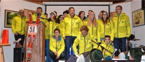 Frisch eingekleidet und mit neuem Material versorgt ist das Skiteam des SV DJK Heufeld. Foto  RE