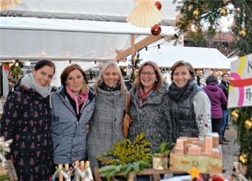 Fröhliche Veranstalter und Teilnehmer auf einer gut besuchten Veranstaltung. FOTO RE