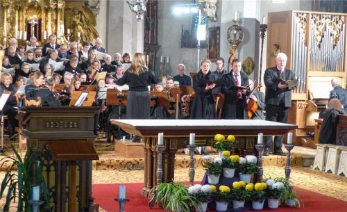 Füllten die Kirche: Orchester, Chor und Solisten unter der Leitung von Anja Zwiefelhofer. Foto Burlefinger