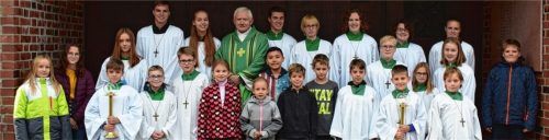 Fünf kleine Ministranten kamen, drei große gingen: Wechsel bei den Großkarolinenfelder Ministranten. Foto Greiner