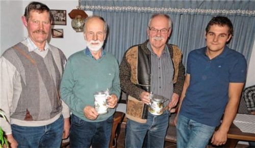 Für 15 Jahre Mitarbeit im Vorstand dankte Jagdvorsteher Dionys Kirschner Valentin Daffner und Anton Westenthanner zusammen mit dem stellvertretenden Vorsitztenden Stefan Linderer (von links).Foto Jaensch