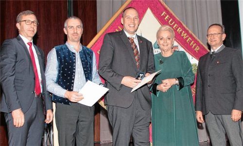 Für 25 Jahre Einsatz im aktiven Dienst wurden Klaus Kuhn (Zweiter von links) und Philipp Schildbach (Mitte) von Mario Zimmermann (links), Gabriele Bauer und Hans Meyrl ausgezeichnet. Fotos Reisner