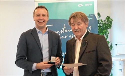 Für 40 Jahre Mitgliedschaft in der CSU wurde Fritz Lackenbauer (rechts) vom Ortsvorsitzenden Christian Hümmer geehrt.