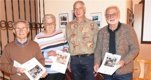 Für das besondere Engagement um den Kulturkreis gab es eine Auszeichnung: Ernst Auer (von links), Auguste Schmalhofer, Kulturkreis-Vorsitzender Dieter Thomas und Franz Genzinger.Foto Bachmaier