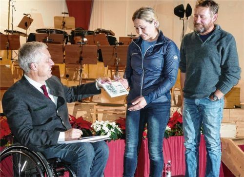 Für die beste Gartengestaltung überreichte Bürgermeister Hajo Gruber (links) dem Ehepaar Birgit und Markus Egger einen Preis. Foto Hoffmann