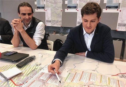 Für die DB-Projektleiter Matthias Neumaier und Manuel Gotthalmseder (von links) stellt ein Ausbau der Bestandsstrecke keine Option dar.Foto maier