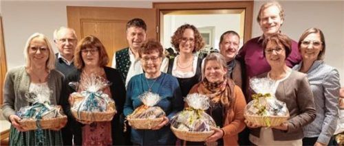 Für die Gestaltung des Kirchenjahres dankten die Pfarrverbände Heufeld-Weihenlinden und Bruckmühl jetzt langjährigen Mitarbeitern.Foto  RE