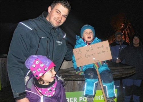 Für die nächste Generation ist gesorgt: Organisator in Taufkirchen Tobias Grundner mit Simon und Verena vor dem Mahnfeuer. Fotos Fill