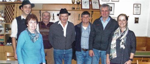 Für die nächsten drei Jahre im Amt (von links): Stefan Engl, Hildegard Helwig, Xaver Engl, Hartl Mayer, Rudi Loibl, Thomas Reiß und Christl Schuster. Mike Schröder war beim Fototermin nicht dabei.Foto re