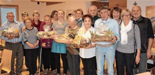 Für freudige Gesichter sorgte die Weihnachtsaktion der Kooperatoren Eugen Thierauf vom VdK-Ortsverband (rechts), der Seniorenbeauftragten Petra Haupt (Vierte von links) und ihrem Team, Stefanie Wallner (Siebte von links) und Martina Weingast (Siebte von rechts). Foto  pes