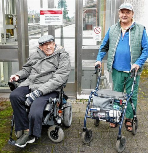 Für gehbehinderte Fahrgäste wie Josef Aschauer (links) und Ralph Kaifusch ist der defekte Aufzug in Kiefersfelden eine Katastrophe. Foto Hoffmann