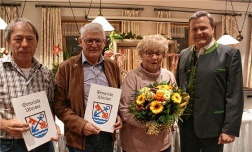 Für ihre besonderen Verdienste ehrte Bürgermeister Marc Nitschke (rechts) Max Posselt (von links), Alfred Waschin und Elli Blaim. Foto vom Dorp