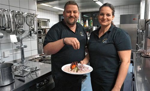 Gastwirt Thomas Münch blickt mit einem Lächeln zurück auf seine Zeit als Wirt. Trotzdem hat er gute Gründe, warum er und seine „rechte Hand“, Bernadette Kuchler, in der Wirtshausküche nach Weihnachten den letzten Wurstsalat zubereiten. Fotos Wolf