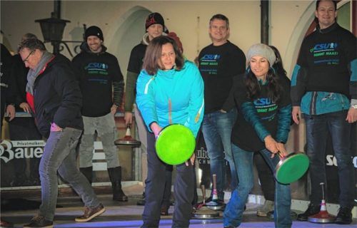 Gaudi beim Warm-up: Landtagspräsidentin Ilse Aigner (links) stand im Stau und kam zu spät. Bürgermeisterkandidatin Heike Maas gönnte ihr dennoch eine kleine Aufwärmrunde. Fotos Cater/Klemm