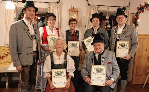 Geehrt wurden Fanni Haberstock und Rolf Danielowski (jeweils für 50 Jahre, sitzend). Dahinter stehend von links: Zweiter Vorsitzender Michael Stein, Elisabeth Maier (für 25 Jahre), Monika Hainz (für 50 Jahre), Tobias Hupfauer (für 25 Jahre), und Vorsitzender Claus Reiter (für 25 Jahre).Foto  H. Reiter