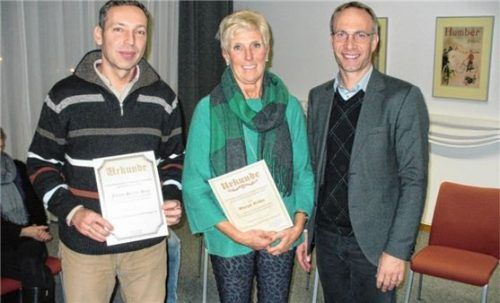 Geehrt wurden (von links) Ferenc Szelim Bene und Marfit Roller vom Vorsitzenden Robert Pötzsch. Foto ertelt