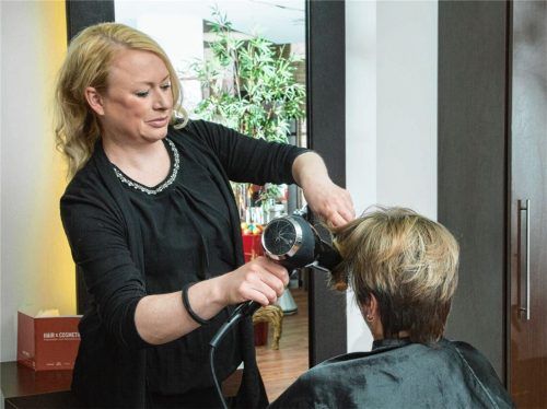 Geföhnt wird mit der Rundbürste von Friseurmeisterin Nici Kotzbauer. Für ein optimales Ergebnis ist wichtig: Vorher immer Haare waschen. Foto Berger