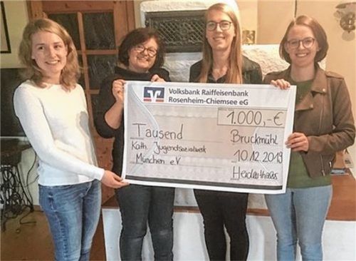 Geld für einen Ausflug: Irene Oberst (Zweite von links) freut sich über die Spende von Annette Bernhofer, Katharina Stahuber und Anna Maria Heidenthaler (von links). Foto  RE