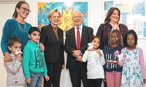 Gemeinsam bei der Preisverleihung: Die Kinder aus der Unterkunft in Langenpfunzen, Dzabrail, Davit, Rana, Aminat, Alica (von links), sind mit Künstlerin Franziska Eslami nach München zur Regierung von Oberbayern gekommen. Eine der Laudatoren ist Regierungspräsidentin Maria Els (hinten, Zweite von links). Zu Gast sind außerdem Rosenheims Zweiter Bürgermeister Anton Heindl und die Landtagsabgeordnete der Grünen, Claudia Köhler. Foto  Rosita Bergold