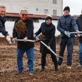 Erster Spatenstich für 24 Wohnungen