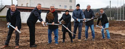Gemeinsam für mehr sozialen Wohnraum: Wirtschaftsförderer Markus Zehetmaier, Bürgermeister Richard Richter, die Investoren Josef, Ingrid und Franz-Josef Schwaiger, Energieversorger Gerhard Hardraht und Bauamtsleiter Konrad Kremser (von links) beim ersten Spatenstich für das neue Projekt an der Kirchdorfer Straße. Foto  Gerlach