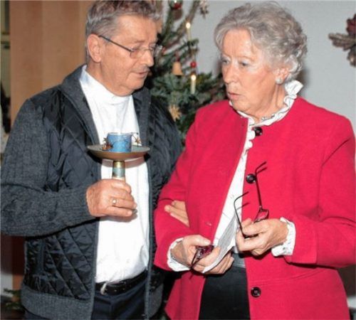Gemeinsam mit Diakon Bernd Schmitz brachte Annemarie Wagemann das Friedenslicht von Tisch zu Tisch.Foto Reisner