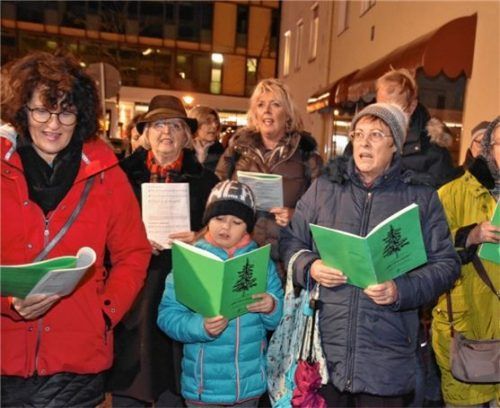 Gemeinsam singen macht Spaß: Beim OVB-Weihnachtssingen kann munter drauflos gesungen werden. Foto Schlecker