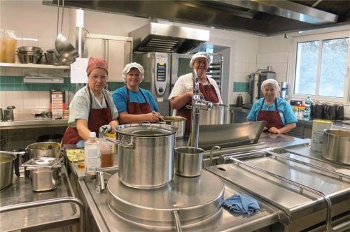 Gemeinsam sorgen sie für die Verpflegung der Bewohner im Seniorenheim St. Nikolaus in Kraiburg: Margit Vomberg (von links), Simona Kästner, Renate Mielke und Zoe Balahura.Foto  fill