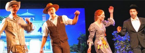 Gemeinsam tanzen und singen sie „There’s no business like showbusiness“: (von links) Julian Kurz, Simon Moosrainer, Emili Höpfner und Josias Höpfner. Foto Janka