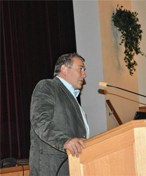 Geologe Dr. Karl-Heinz Köppen informierte über Bohrungen, Messstellen und Produktion der Firma Adelholzener. Er stand Rede und Antwort. Foto Eder