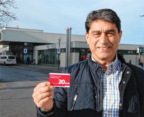 Geschenkt: Ein Tagesfahrschein, weil er so ein guter Kunde ist. Trotzdem wurde Turgay Karademir zum Schwarzfahrer, den am Bahnhof die Polizei erwartete. Foto  Honervogt